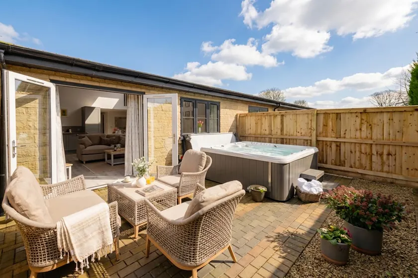 Epsom - Cosy Stay in the Cotswolds - Image 1