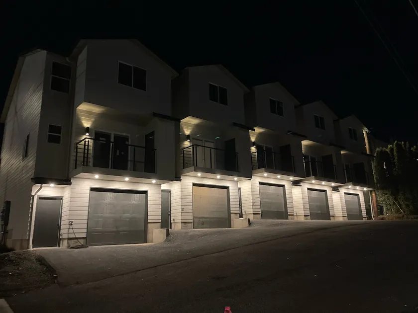 Walkable 3BR Townhome • Balcony & Hwy 30 - Image 1