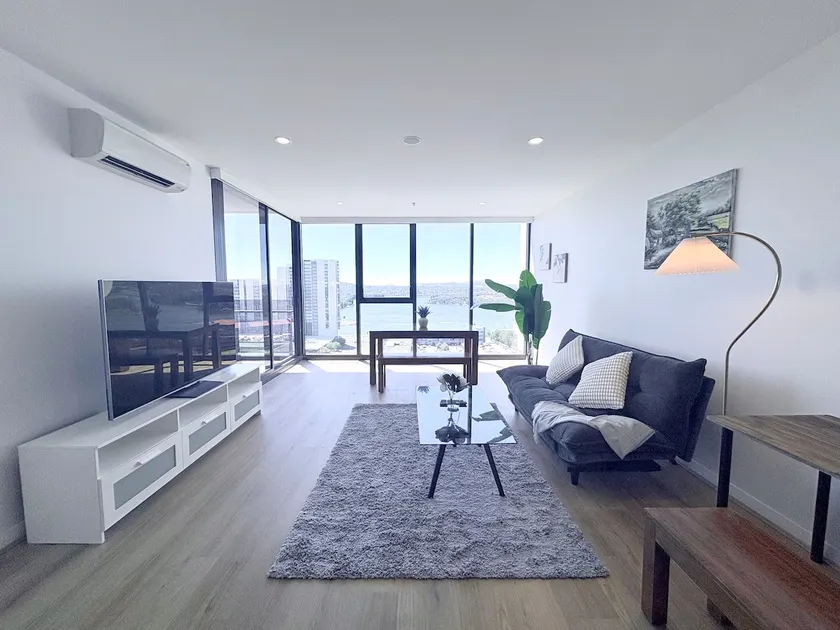 2B apartment stunning Lake view walk to Westfield - Image 1