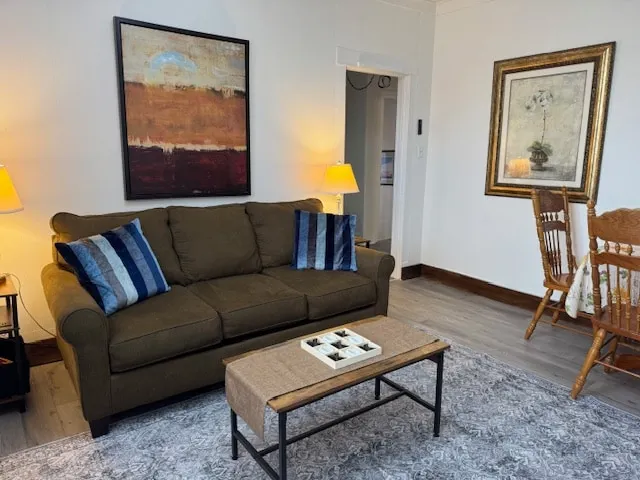 Sleeps 4 w/laundry+privacy+Pet Friendly+Parking - Image 1