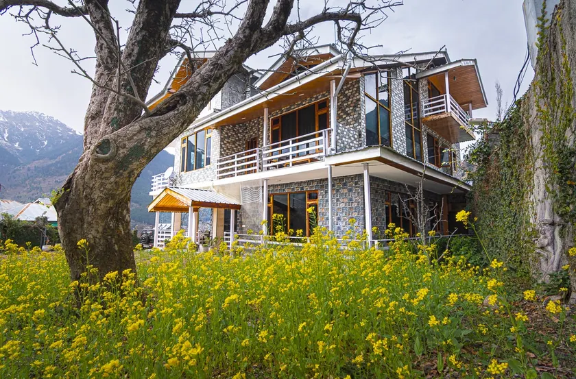 Arcadia | 4BR Drive-In Cottage with Mountain View - Image 1