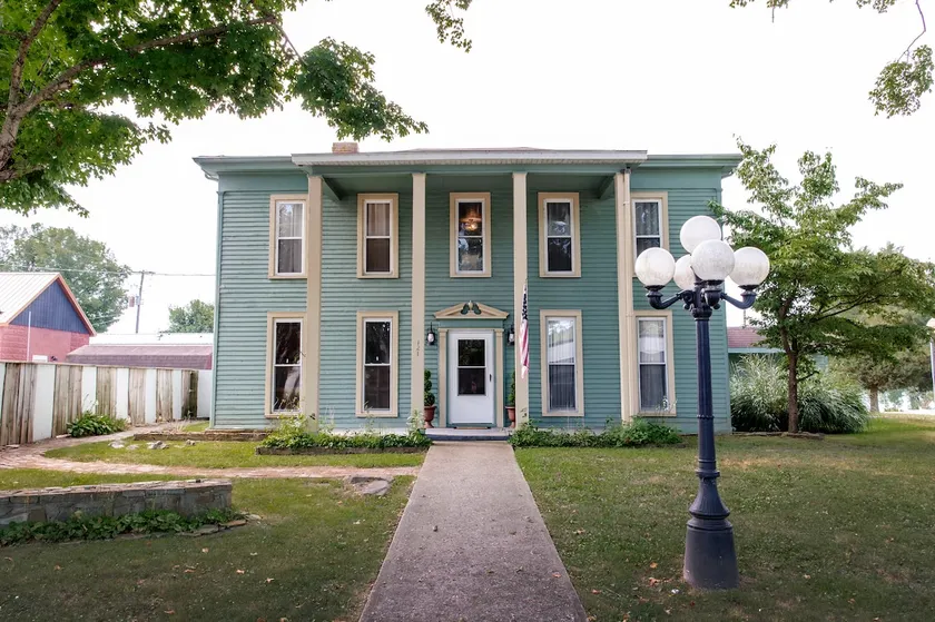 Boutique home| pool table| Shawnee| Ohio River - Image 1