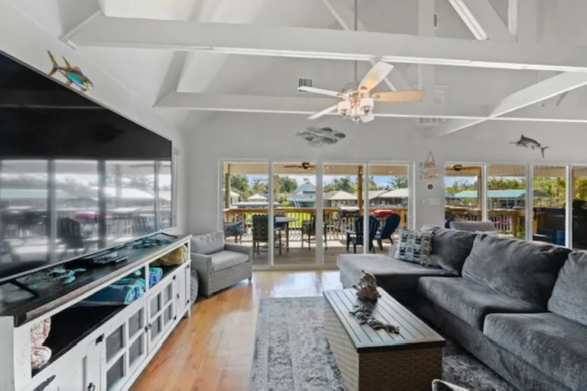 Spacious 5-bedroom house with Waterfront access! - Image 1