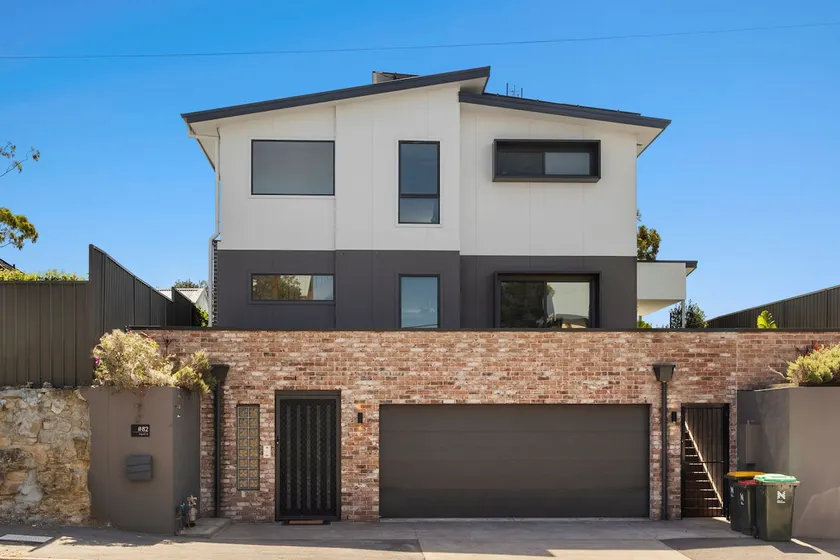 Executive Residence with Pool - Image 1