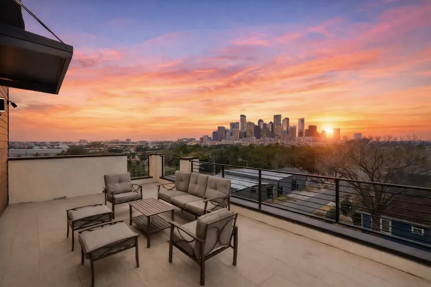 Luxury Downtown Getaway with Breathtaking Views - Image 1
