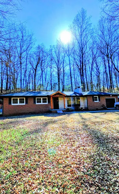 ”Wildwood Ridge” near downtown w/ trails & creek - Image 1