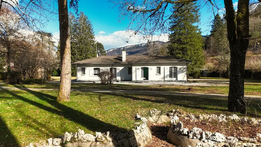 Country house with large park - Image 1