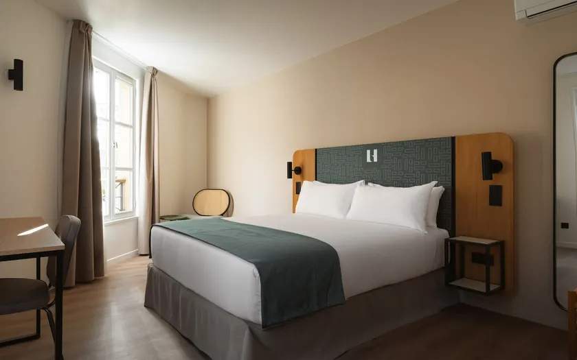 Versailles Rue du Bailliage | 1-BR Suite + Sofa Bed - Image 1