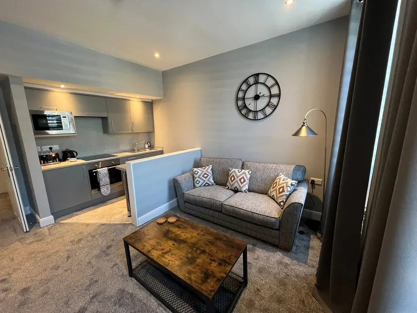 The Globe Apartments and Bedrooms - Image 1