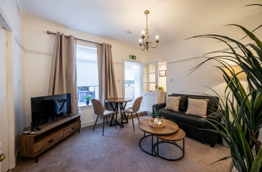 Coastal Nest - Cosy flat in Irvine town centre - 5 minute drive from beach - Image 1