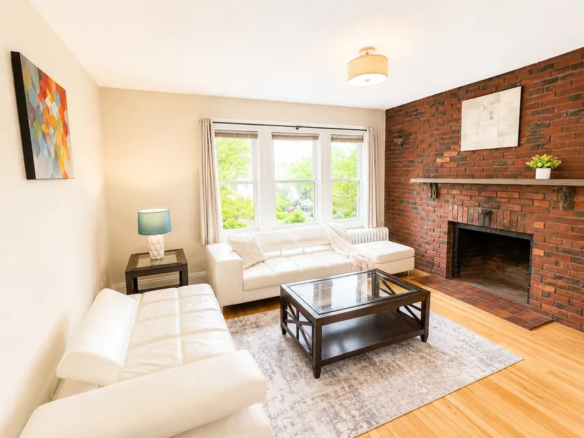 Spacious apartment, minutes to green line, parking - Image 1