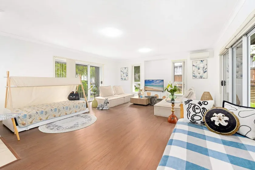 Family vacation preferred. Sunny and spacious villa with air conditioning. Parking space. 5 min drive to shopping mall. Near Liverpool train station. - Image 1