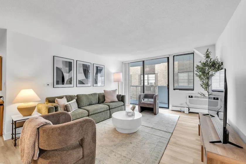 Guest Favorite Stay in Oak Park| In Unit Laundry - Image 1