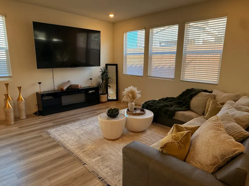 A Beautiful Luxury 2 story, 5bd 3ba Home! - Image 1