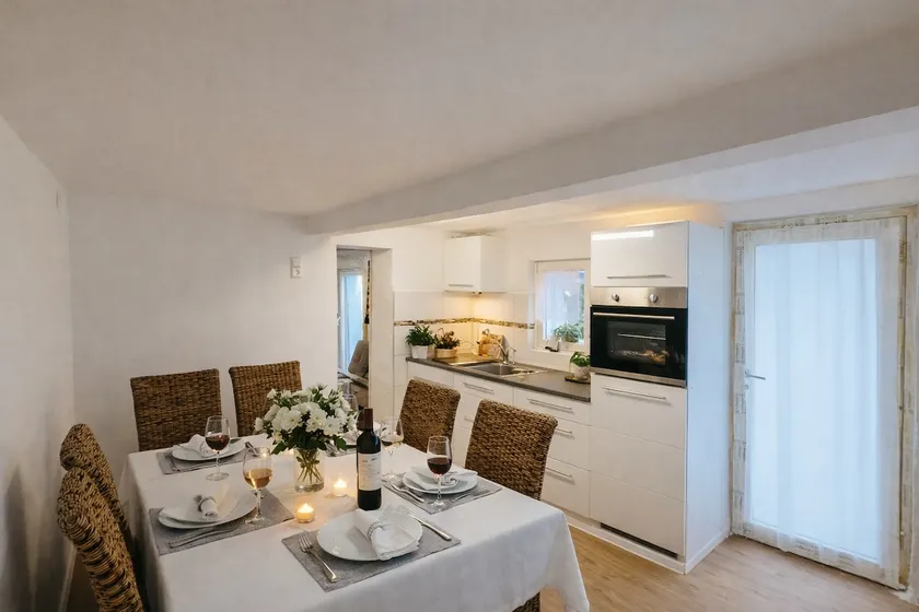 Nice apartment with charm and a private garden - Image 1