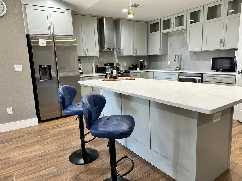 4BR I 3BA Near DT & Airport I Fast WIFI & Office - Image 1