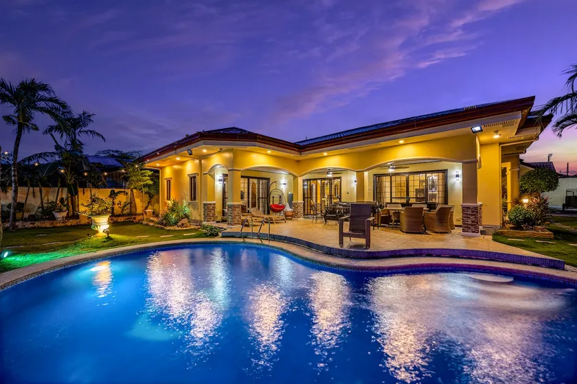 Luxury Villa: Pool, Pro Sound & Fire Pit - Image 1
