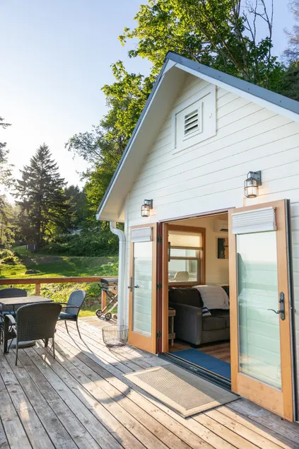 Beachfront Columbia River Retreat - Image 1