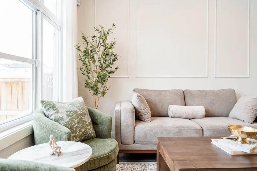 Modern 3 Bedroom Home Near Downtown and Sleeps 6 With Free Parking - Image 1