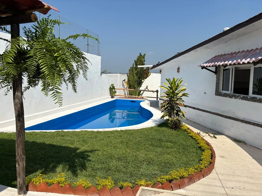 Detached house with pool and garden near the lake - Image 1