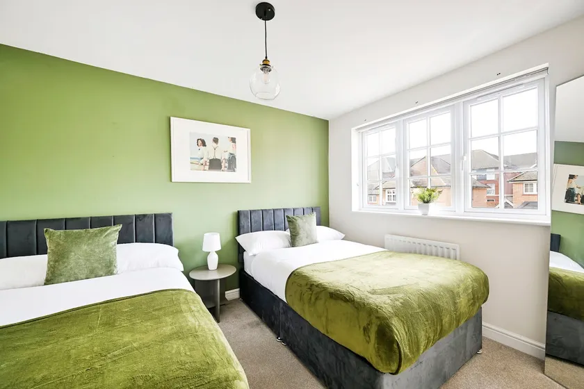 LUX Contractor & Family Haven - Parks x2, Sleeps 9 - Image 1