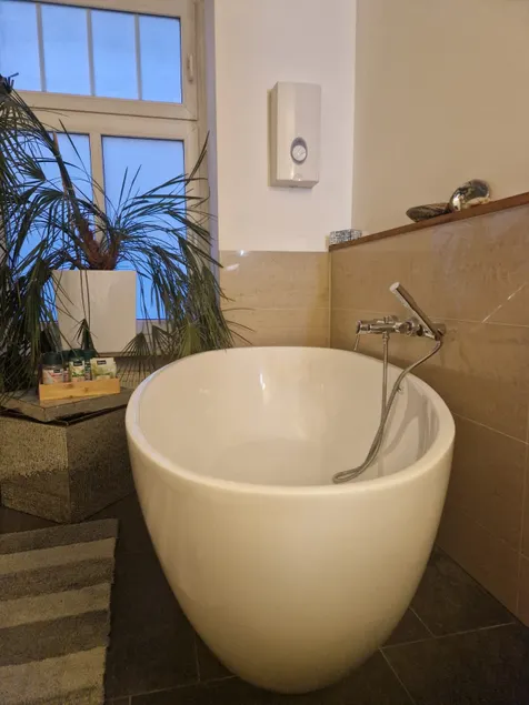 Stylish Apartment with Parking & Spa Bathroom - Image 1