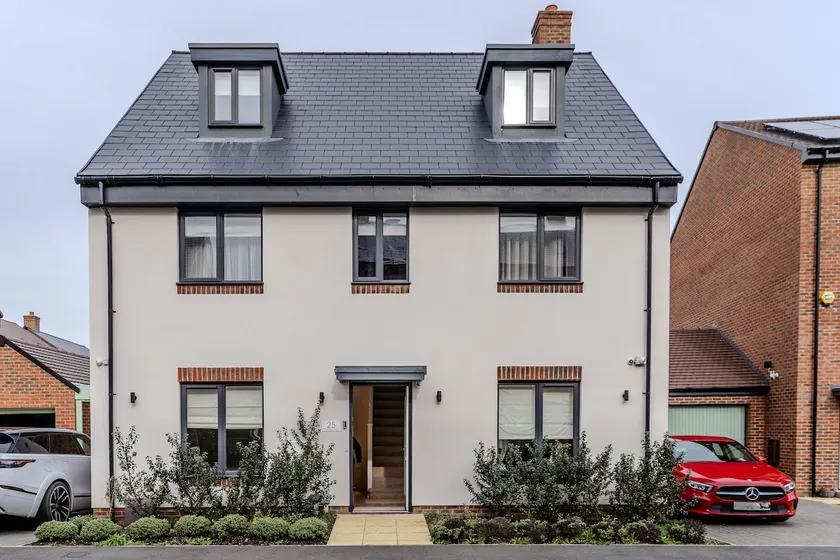 6BR-Sleeps 13-Contractor-Garden-WiFi-Parking - Image 1