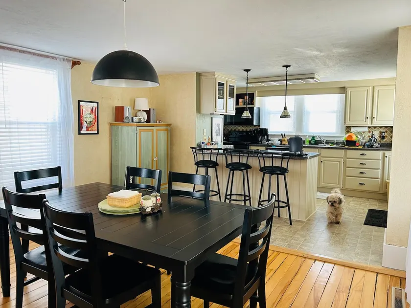 In-Town, 4 Bdm, 2Bth House. Two blocks to shops! - Image 1