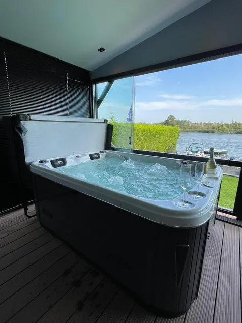 Luxury vacation home right on the Maas + Jacuzzi - Image 1