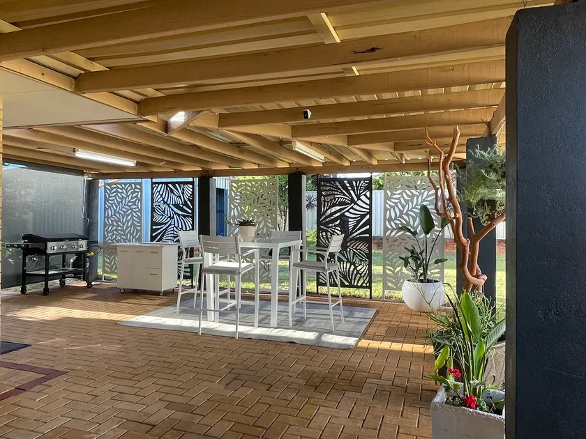 Cosy home with big yard for family fun - Image 1