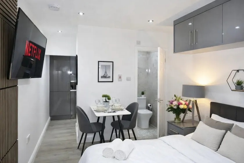 Modern Studio Near NEC & BHX Free Parking - Image 1