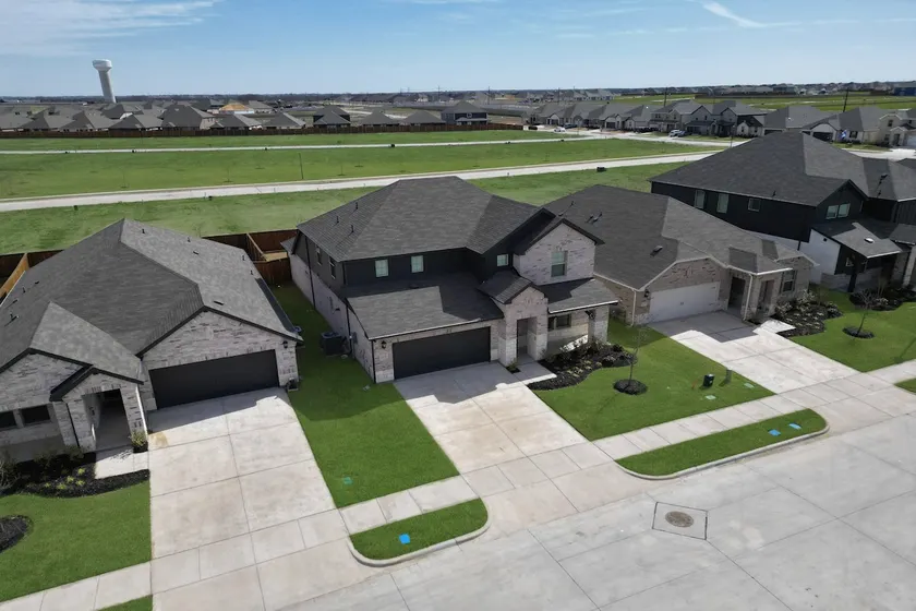 4Bed Luxury Getaway with Pool Table and Near Lake Lavon - Image 1