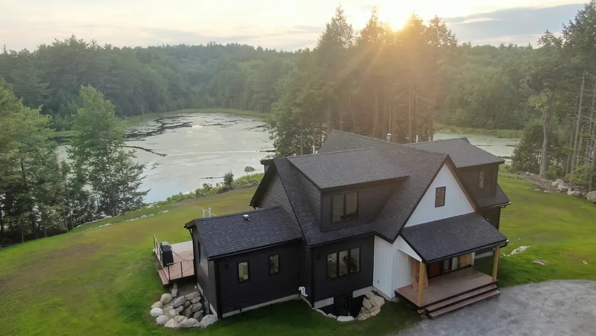 Serene Pondside Retreat Surrounded by Nature - Image 1