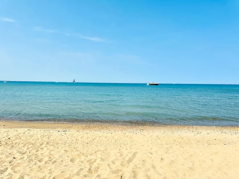 4 Bdr Lakeside Retreat | Sleeps 10 | Walk to beach - Image 1