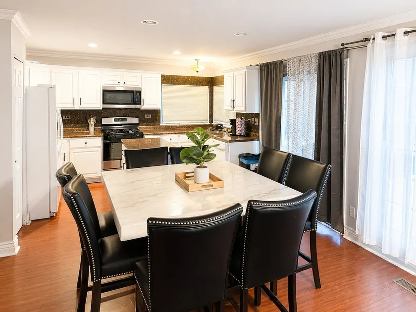 4BR Elgin Home•30 Min to ORD•50 Min to City - Image 1