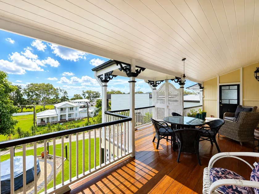 Hilltop Overlooking Esplanade with Beach Views - Image 1