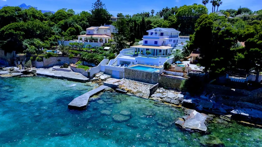 White Coral Villa Residence Shared Pool&Sea Access - Image 1
