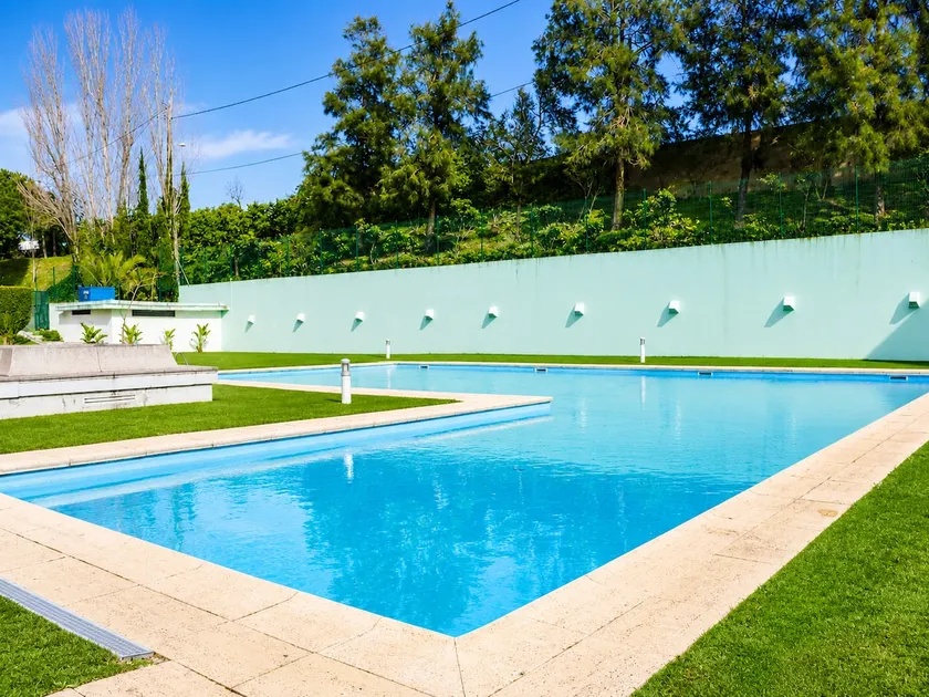 Premium Lisbon T1: Pool, Gym, Tennis & Parking - Image 1