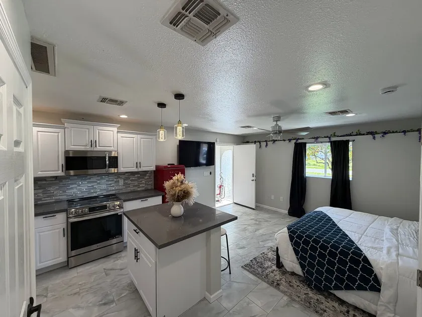 Modern farm stay (B) - Image 1