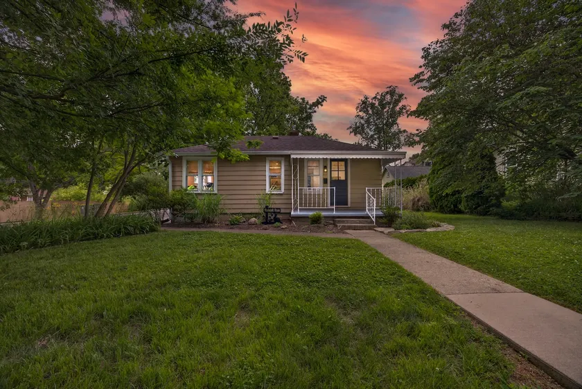 Rabbit Run - Cozy Cottage - 6 blocks to the square - Image 1