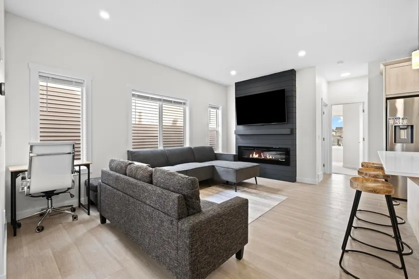 Modern 3 bed 2 bath Home! Close To Airport! - Image 1