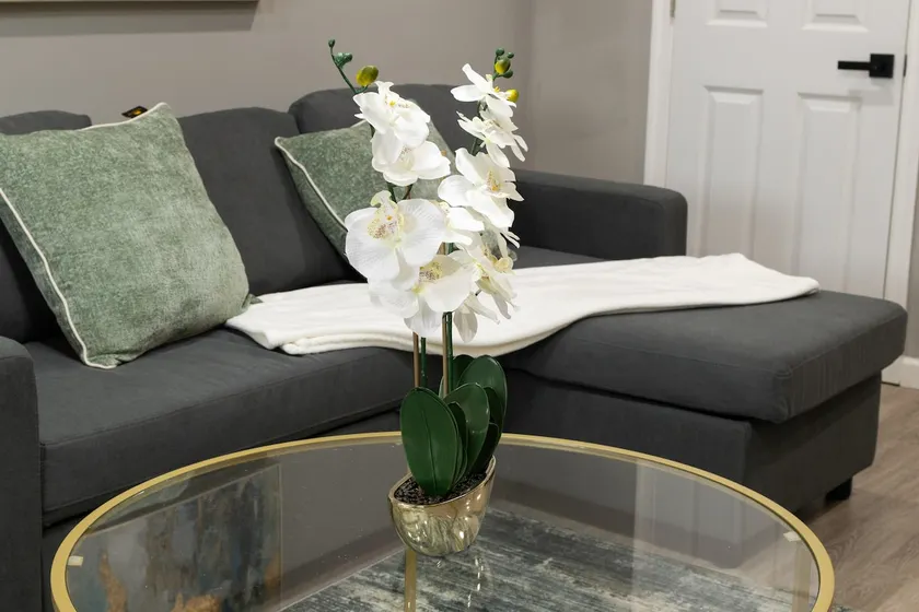 Modern 2BR near airport & stadium –free parking - Image 1