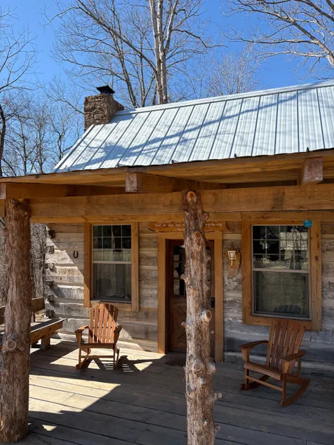 Historic 1830 rustic log cabin retreat. - Image 1