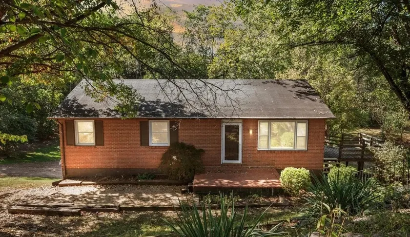 3 Bedroom Upper Unit, quiet area close to town - Image 1