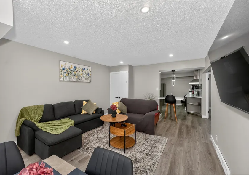 2BR Suite Near YYC Airport and Downtown 4324 UP - Image 1