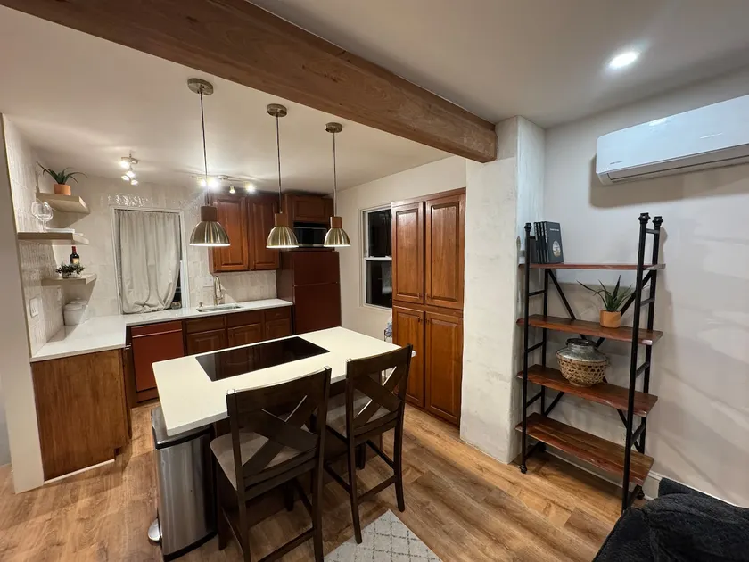 Stunning naturally lit upstairs apartment - Image 1