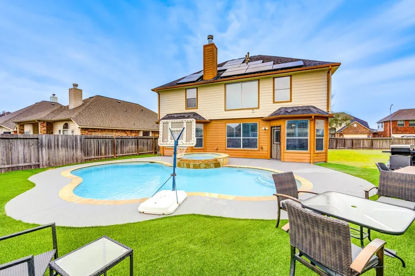 Private Pool 4BR Home for 8 Near Houston and NRG - Image 1