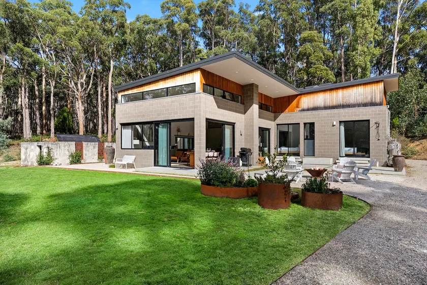 Daylesford retreat on 6 acres, sleeps 8 w/ firepit - Image 1