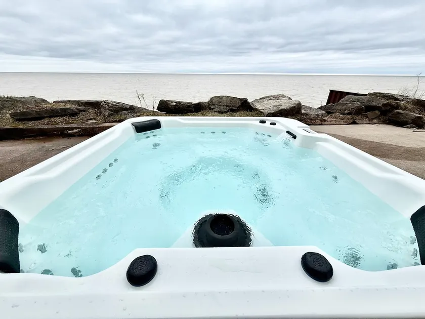 Lakeside Zen Spa Retreat | Sauna • Jacuzzi •Arcade - Image 1