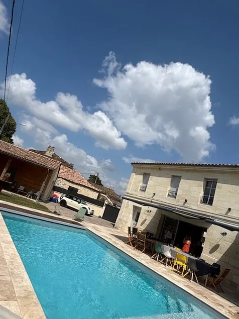 Large 200 m2 family home with 11 x 5 pool - Image 1